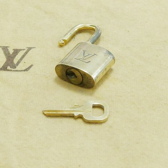 Authentic LOUIS VUITTON LV 10 SET PADLOCK KEY BAG CHARM CADENA GOLD PLATED - Picture 2 of 4